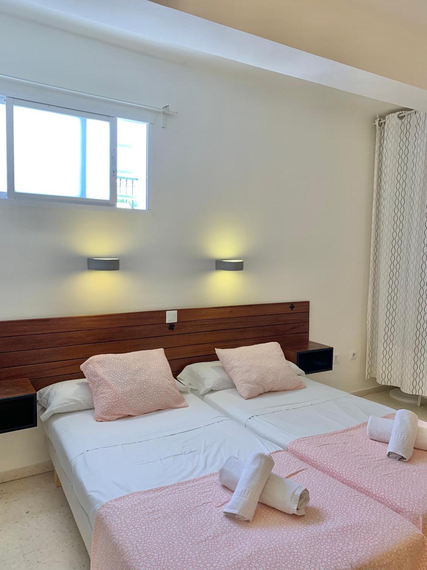 Apartamentos Playa Torrecilla Nerja Habitación foto